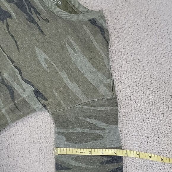 Zoe + Liv Green Camouflage Print Crew Neck Sweatshirt - Size Small - Picture 10 of 14
